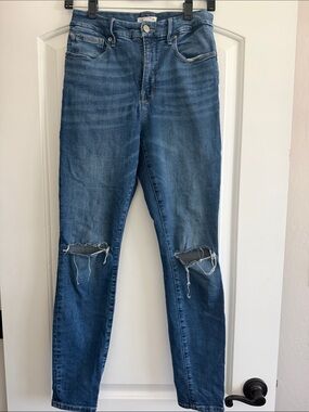 Good American Skinny Jeans in Blue with Knee Rips